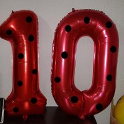 Комплект цифр 10 красного цвета в горошек с гелием