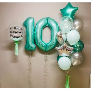 Композиция из шаров с шаром с перьями и звездами на 10 лет