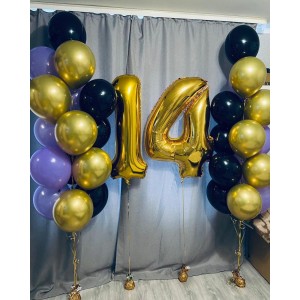 Композиция из шаров для мальчика на 14 лет с золотыми цифрами и двумя фонтанами