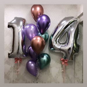 Композиция из воздушных шаров хром с серебряными цифрами на 14 лет