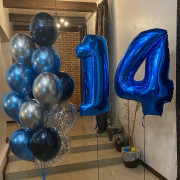 Композиция из шариков для мальчика на 14 лет с синими цифрами