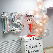 Композиция из шаров с гелием с коробкой-сюрприз и шаром с перьями на 15 лет девочке