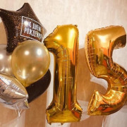 Композиция из шаров со звездами и золотыми цифрами на 15 лет мальчику