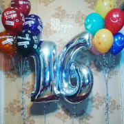 Композиция из шаров со смайлами и хештегами на 16 лет
