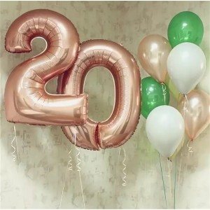 Композиция из воздушных шариков на 20 лет с цифрами цвета розовое золото и латексными шарами