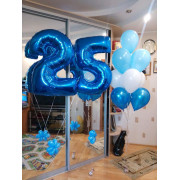 Композиция из шаров с гелием на 25 лет в синей цветовой гамме