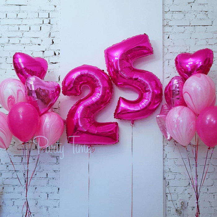 Композиция из шариков на двадцатипятилетие с цифрами в розовых тонах