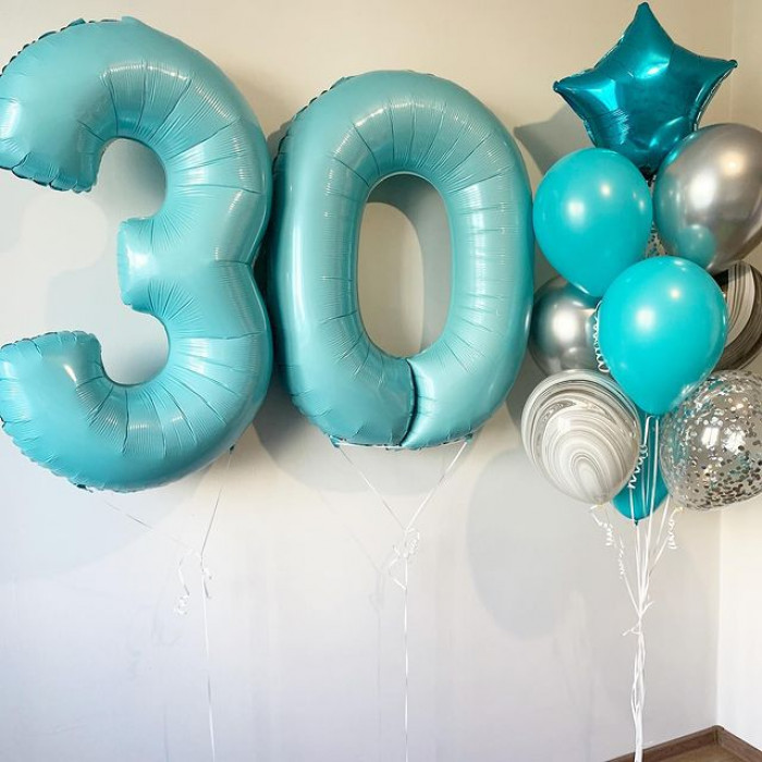Композиция из гелевых шаров на 30 лет в бирюзовых оттенках