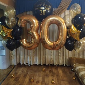 Композиция из гелиевых шариков на 30 лет с большим черным шаром и двумя фонтанами
