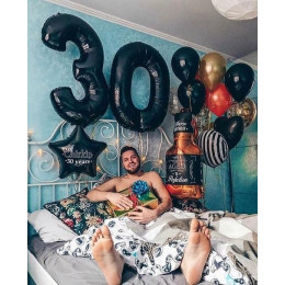 Композиция из шаров мужчине в 30 лет с бутылкой виски