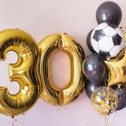 Композиция из гелиевых шаров футбольному фанату на 30 лет