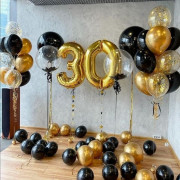 Композиция из шариков на юбилей 30 лет с шарами с перьями и большими латексными шарами с вашей надписью