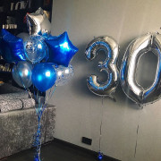 Композиция из гелевых шаров серебристо-синяя со звездами на 30 лет