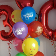 Композиция из шаров со смайлами и комплиментами на 30 лет для него