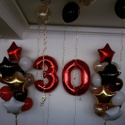 Композиция из гелиевых шаров на 30 лет с красными цифрами и двумя фонтанами со звездами