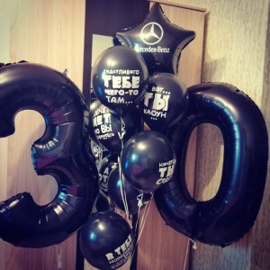 Композиция из воздушных шаров в черном цвете на 30 лет с прикольными надписями