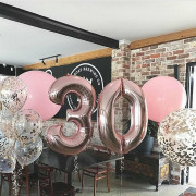 Композиция из воздушных шаров девушке на 30 лет с большими розовыми шарами и с конфетти