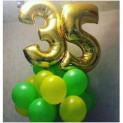 Букет шаров на 35 лет с золотыми цифрами и шарами в желтом и зеленом цвете