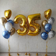 Композиция из шариков с гелием на 35 лет с золотыми сердцами с вашими надписями и шарами металлик