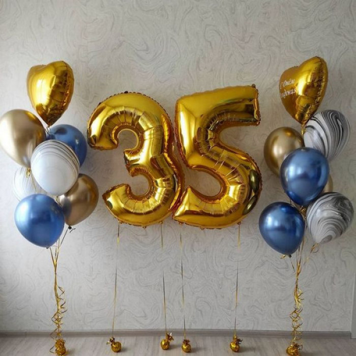 Композиция из шариков с гелием на 35 лет с золотыми сердцами с вашими надписями и шарами металлик