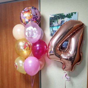 Композиция из шаров три кота на четыре годика доченьке