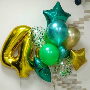 Композиция из шаров со звездами на четырехлетие