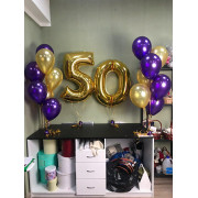 Композиция из гелиевых шаров на 50 лет брату с букетами шаров в фиолетовом и золотом цвете