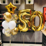 Композиция из шаров с гелием на юбилей 50 лет мужчине с золотыми цифрами, звездой и шарами с конфетти