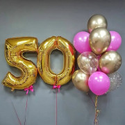 Композиция из воздушных шариков на юбилей 50 лет с букетом из золотых и розовых шаров