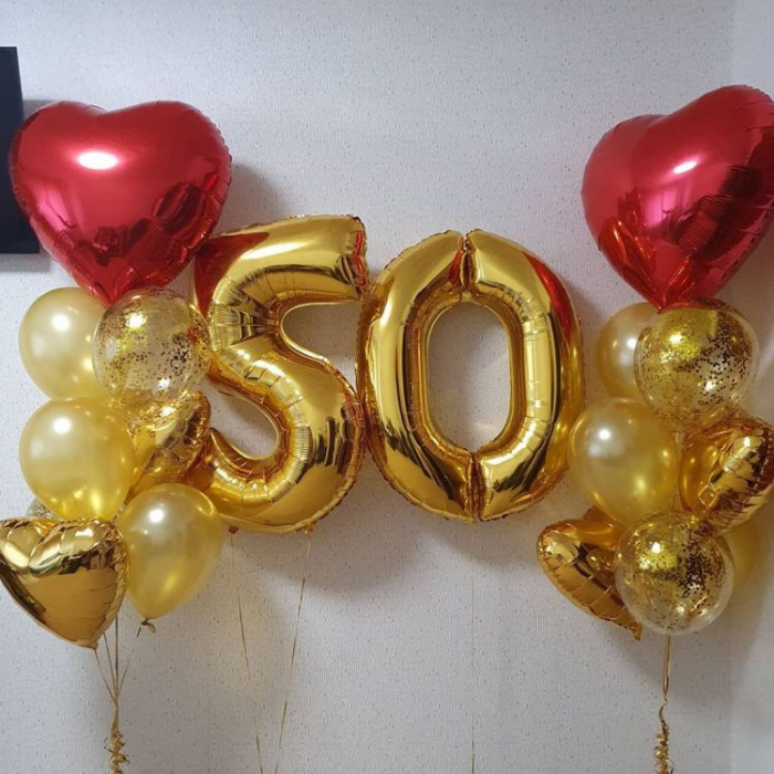Композиция из шариков на юбилей 50 лет любимой с большими красными сердцами