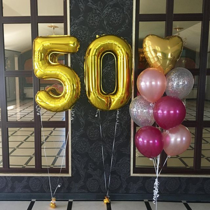 Композиция из шаров с гелием в подарок на 50 лет для нее