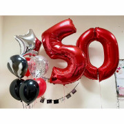 Композиция из шариков с гелием на 50 лет с красными цифрами и букетом с звездой, шаром агатом, шаром с конфетти