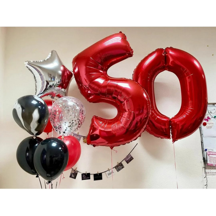 Композиция из шариков с гелием на 50 лет с красными цифрами и букетом с звездой, шаром агатом, шаром с конфетти