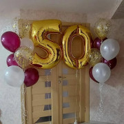 Композиция из гелевых шариков на 50 лет женщине с золотыми цифрами и шарами с конфетти