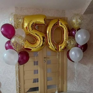 Композиция из гелевых шариков на 50 лет женщине с золотыми цифрами и шарами с конфетти