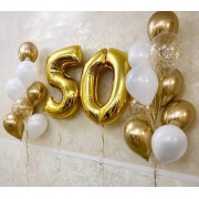 Композиция из гелиевых шаров на юбилей 50 лет сестре из шаров конфетти и латексных шаров в золотом и белом цвете