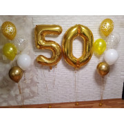 Композиция из шариков на юбилей 50 лет с золотыми цифрами и двумя букетами из шаров в золотом, желтом и белом цвете