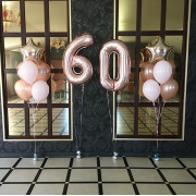 Композиция из гелиевых шаров в нежных тонах на юбилей 60 лет