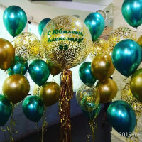 Композиция из шаров с гелием с большим шаром с конфетти на 65 лет для мужчины