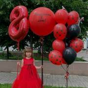 Композиция из шариков в красном цвете на восемь лет девочке