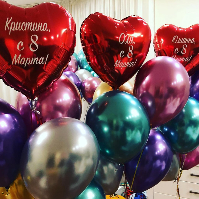 Композиция из гелиевых шаров на 8 марта с сердцами и персональными надписями
