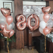 Композиция из шаров в цвете розовое золото на 80 лет