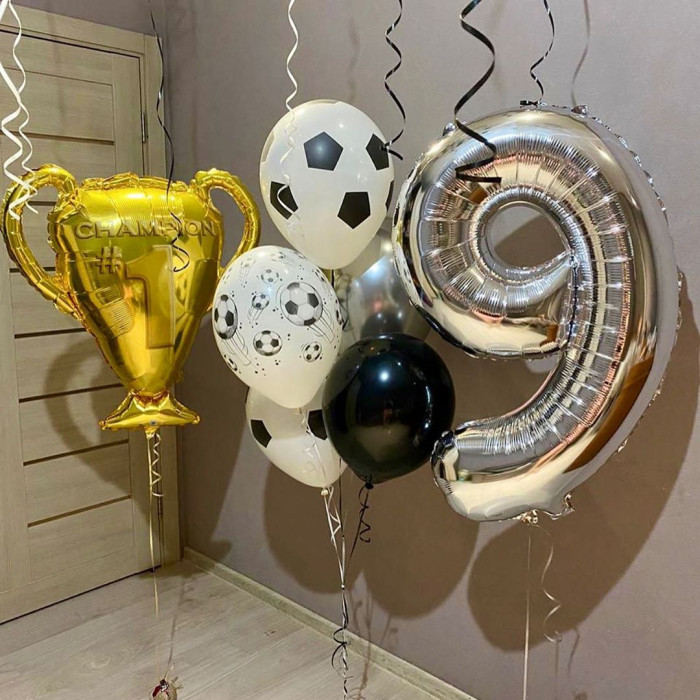 Композиция из шаров с кубком и футбольными мячами на 9 лет