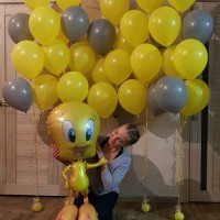 Композиция из шариков с фигурой Твити