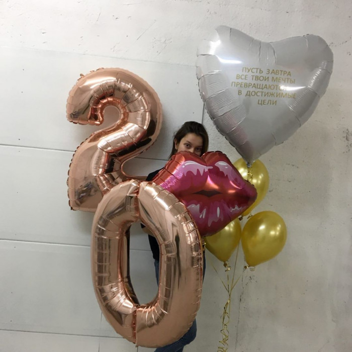 Композиция из шаров с губками и сердцем на 20 лет
