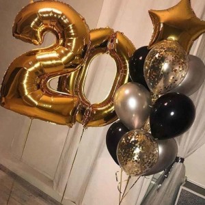 Композиция из гелевых шаров с золотыми цифрами на двадцать лет