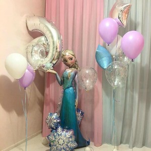 Композиция из шаров Холодное сердце с ходячим шаром Эльзы, цифрой, звездами и шарами с конфетти