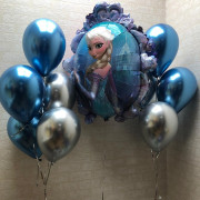 Композиция из шаров в холодных тонах с Эльзой