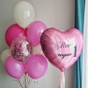 Композиция из шаров с большим розовым сердцем на первый День Рождения