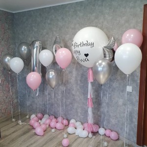 Композиция из воздушных шариков на один годик девочке с большим белим шаром и вашими поздравлениями